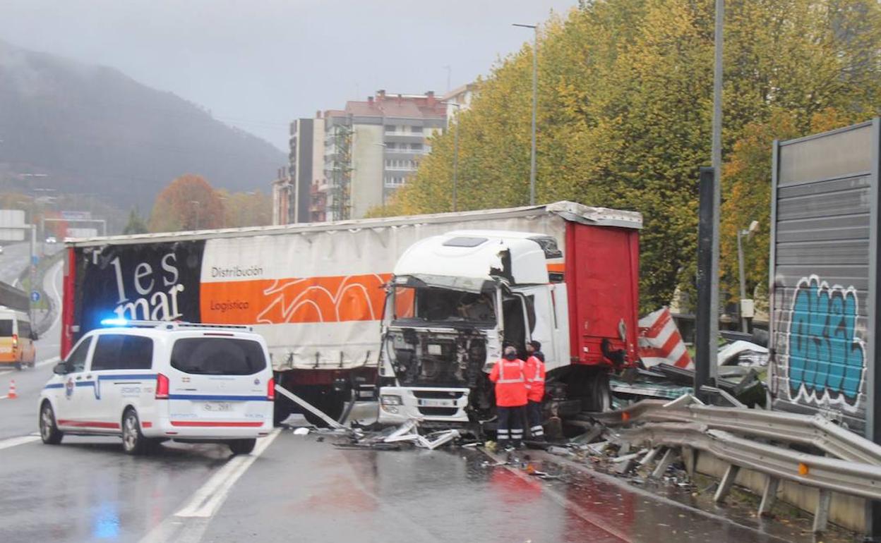Un camión ha hecho la tijera a las 9.30 horas en Lasarte-Oria, en frente del Hotel Ibiltze 