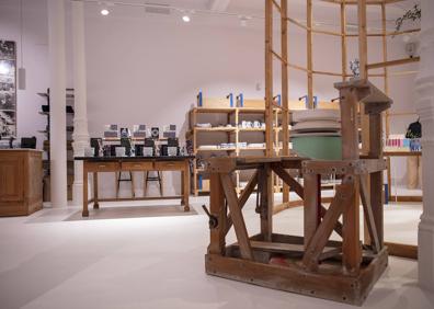 Imagen secundaria 1 - Exterior de la tienda y algunos de los elementos, como las vagonetas, que se expondrán.