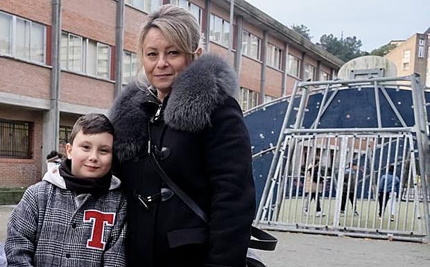 Imagen principal - Elena Levhku, con su hijo. June Andersen con su hija. Albert Ros.