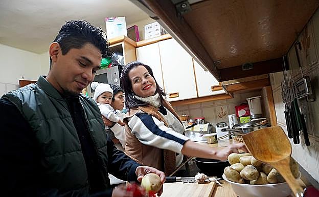 Nolvin y Jeni, cocinan junto a sus hijos Nolvin y Mateo en su casa de Andoain. 