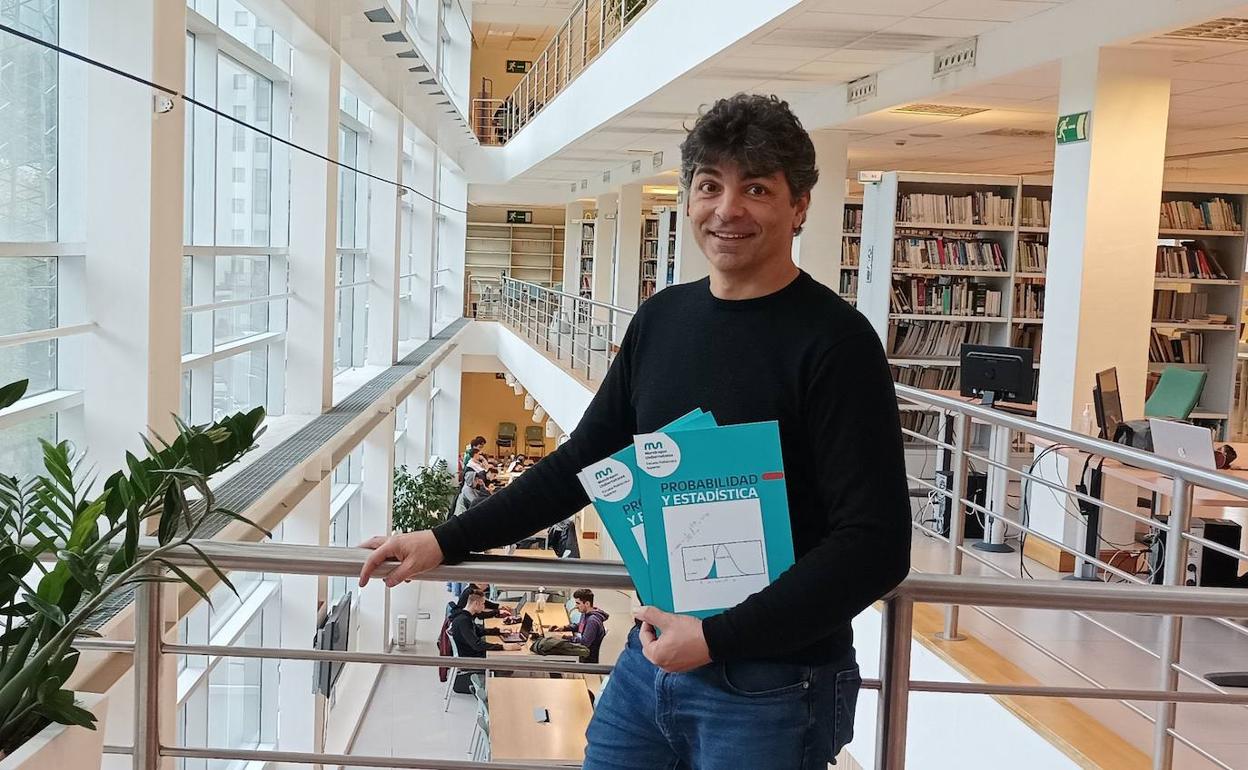 El profesor Dani Soler en biblioteca de la Mondragon Goi Eskola Politeknikoa. 