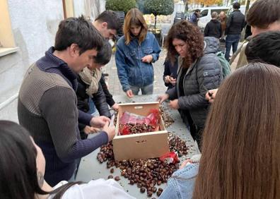 Imagen secundaria 1 - Solidaridad: Alumnos de Arizmendi Ikastola han vendido 180 kilos de castañas en Arrasate, Aretxabaleta y Eskoriatza para ayudar al centro de Hiriburu