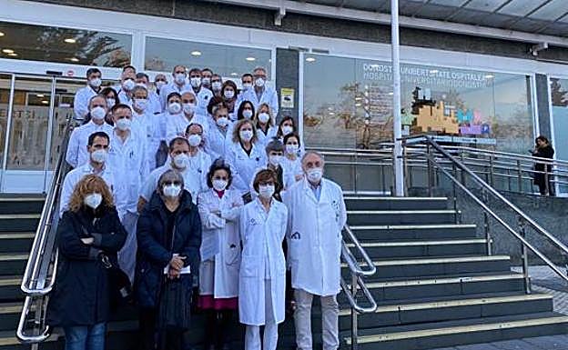 Una treintena de jefes de servicio del Hospital Donostia se concentran en contra de la decisión 
