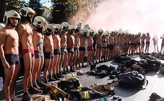 Los bomberos se desnudan en Donostia para pedir unas OPEs «justas y transparentes»