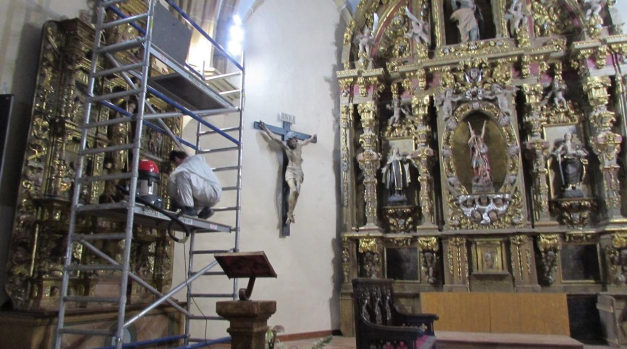 Joseba Urbieta trabaja sobre el andamio en la aplicación de tratamiento contra los xilófagos en el retablo plateresco del siglo XVI de Garagartza. 