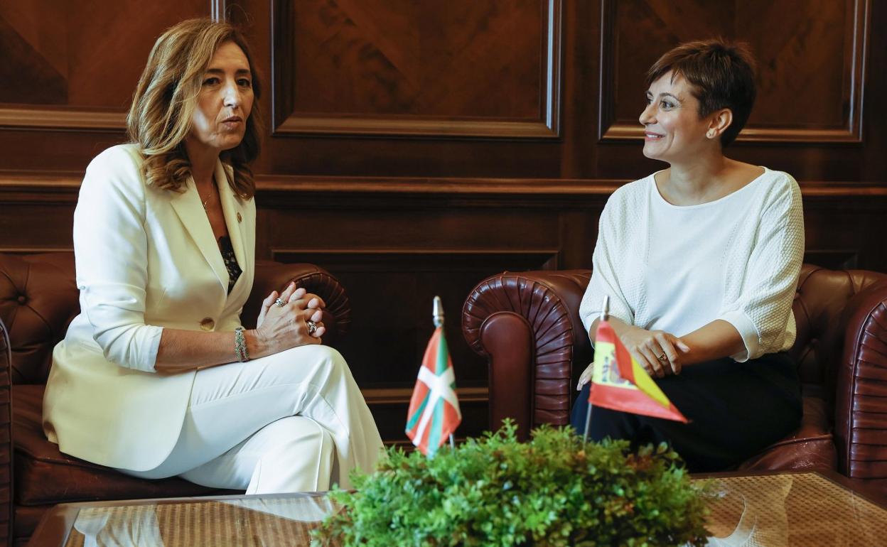 La consejera de Autogobierno, Olatz Garamendi, y la ministra de Política Territorial, Isabel Rodríguez, en una reunión el pasado mes de julio. 