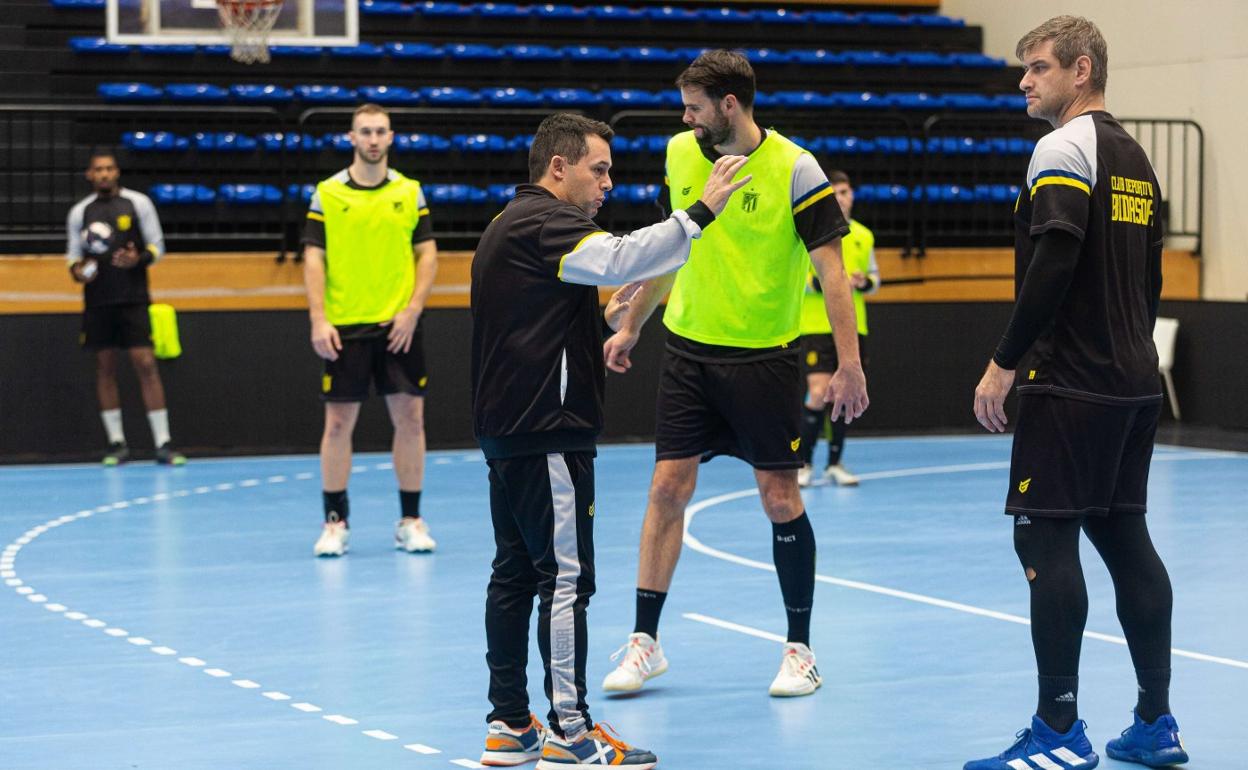 Mitic, Tesoriere y Julen Aginagalde atienden las indicaciones del entrenador Cuétara en Artaleku. 