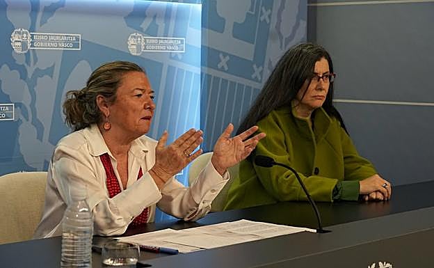 La consejera de Salud, Gotzone Sagardui, y la directora general de Osakidetza, Rosa Pérez, este lunes durante la comparecencia en Vitoria. 