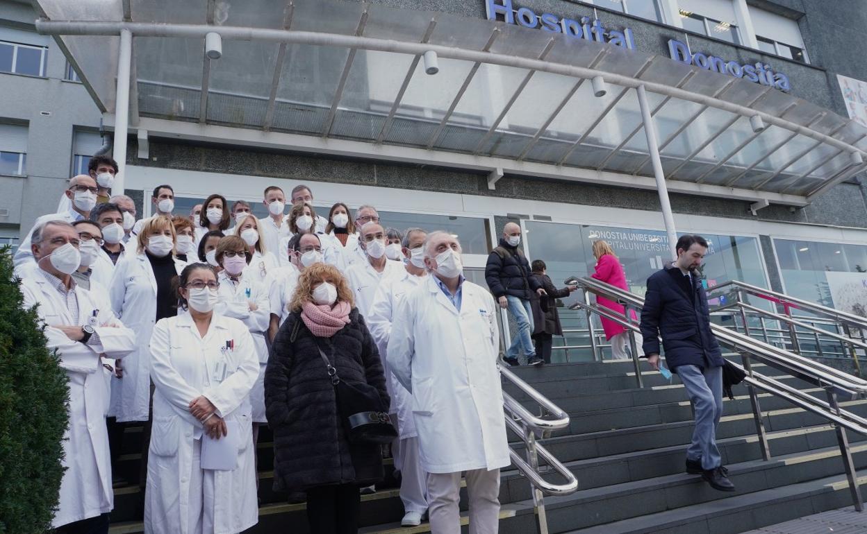 Jefes de servicio de la OSI Donostialdea se concentrarondelante del Hopital Donostia ayer para protestar por los ceses y la deriva en la gestión. 
