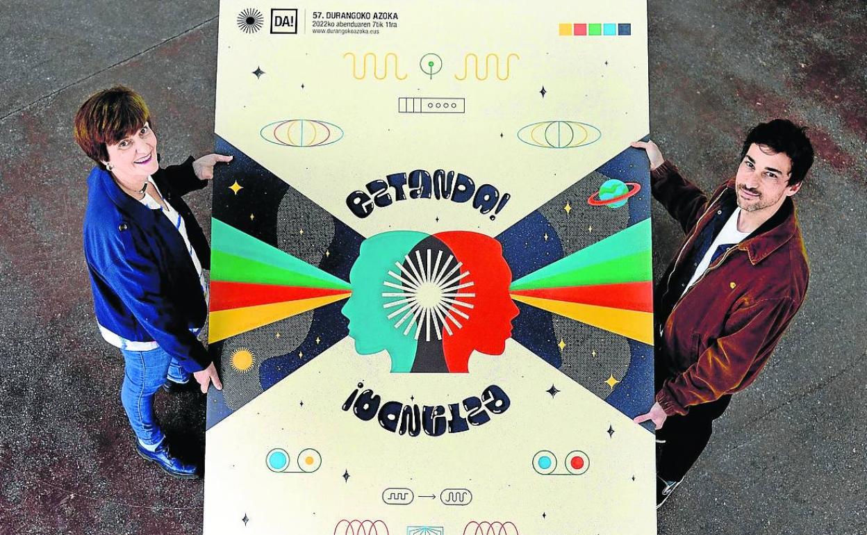 Irudi garaikide, koloretsu eta musikalez beteriko kartela