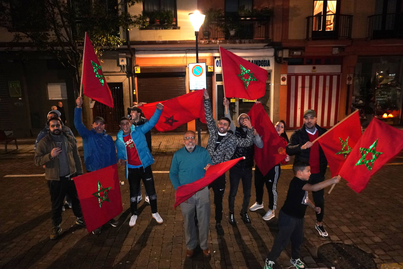 Fotos: Aficionados marroquíes afincados en Gipuzkoa festejan el pase a cuartos de final del Mundial de Qatar