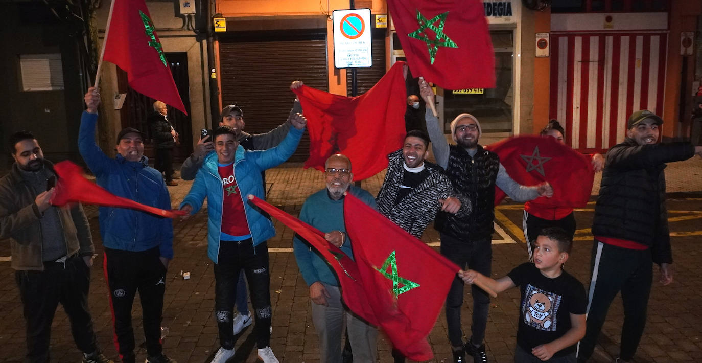 Fotos: Aficionados marroquíes afincados en Gipuzkoa festejan el pase a cuartos de final del Mundial de Qatar