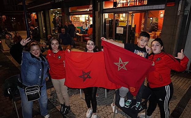 Aficionados marroquíes festejan la clasificación de su selección. 