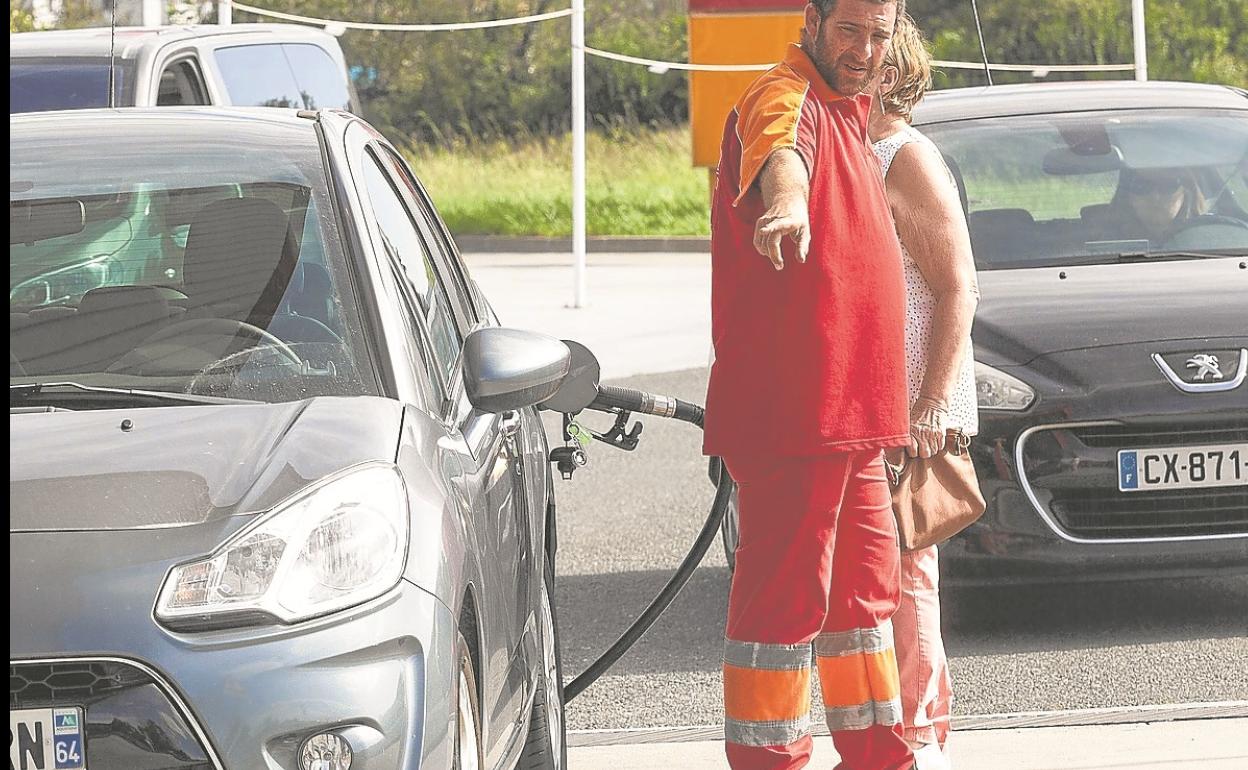 Clientes franceses repostan en una gasolinera de Irun. 