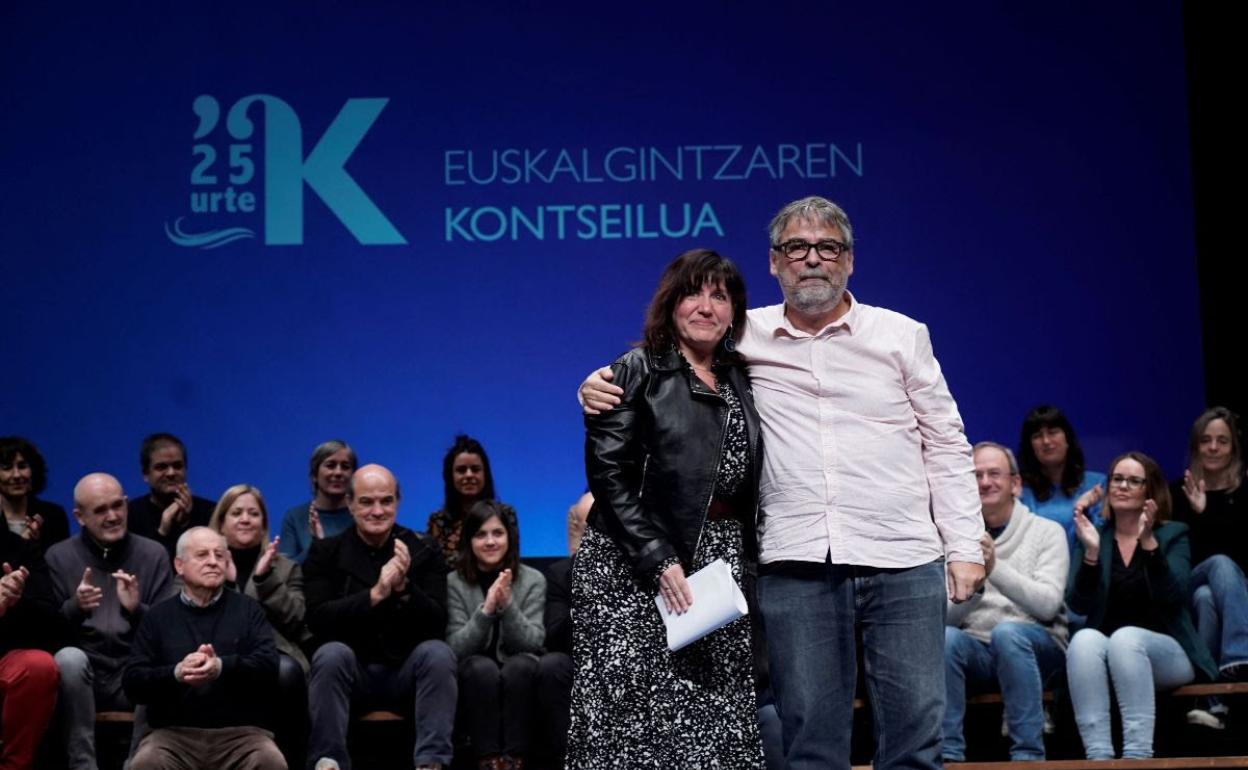 Bertaratuen txaoak jaso dituzte Idurre Eskisabelek eta Paul Bilbaok. Ezkerrean, eserita, Xabier Mendiguren aurreneko idazkari nagusia. 