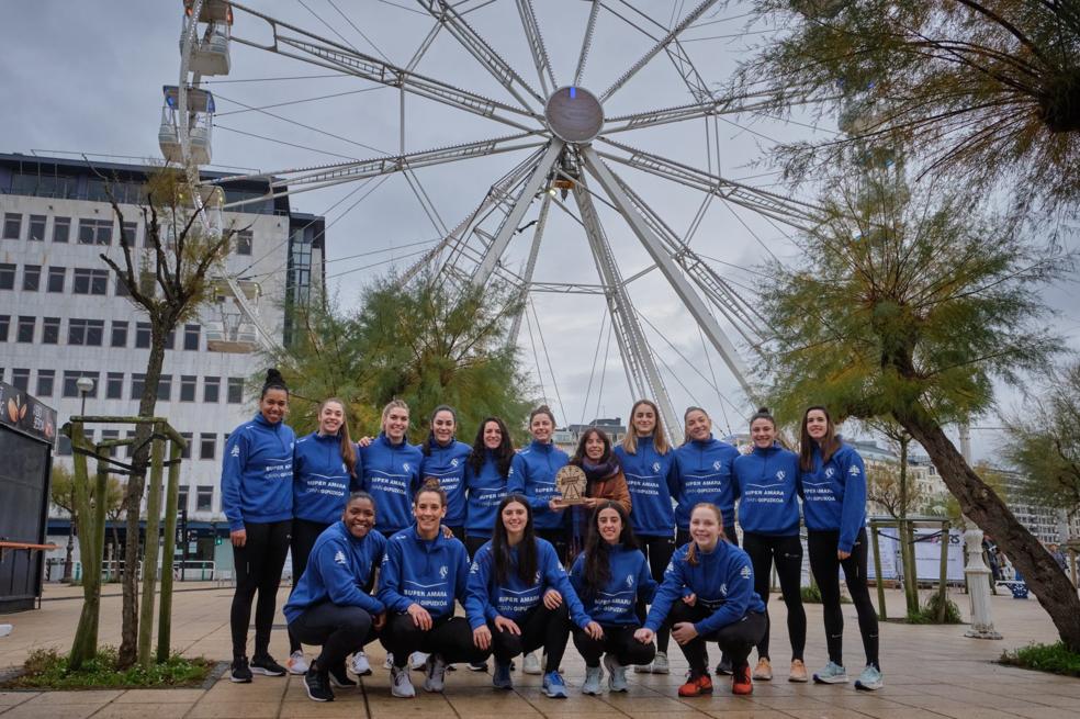 Las jugadoras posan ante la noria de Alderdi Eder como embajadoras de la capitalidad europea. 