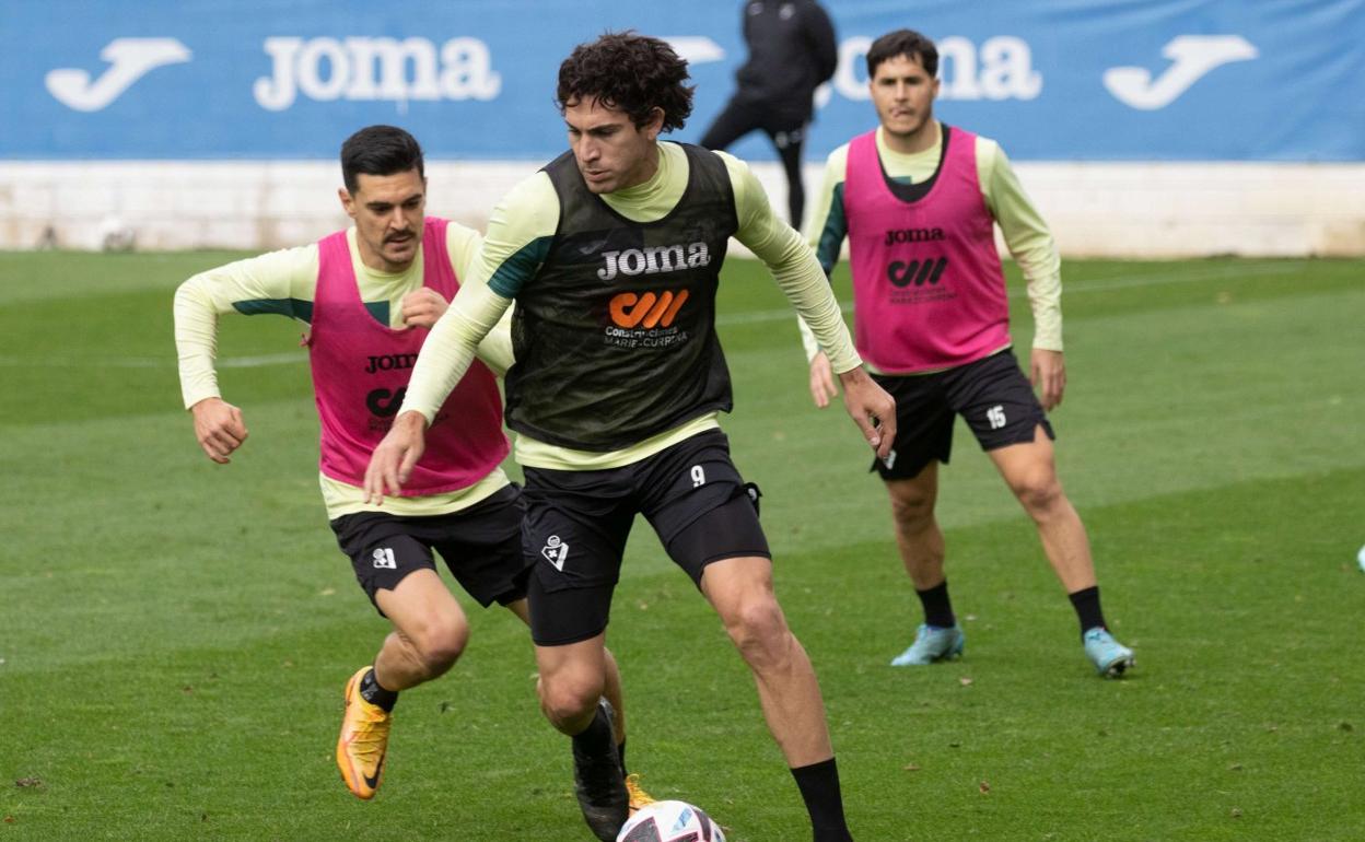 Blanco-Leschuk protege el balón ante Sergio Álvarez. 