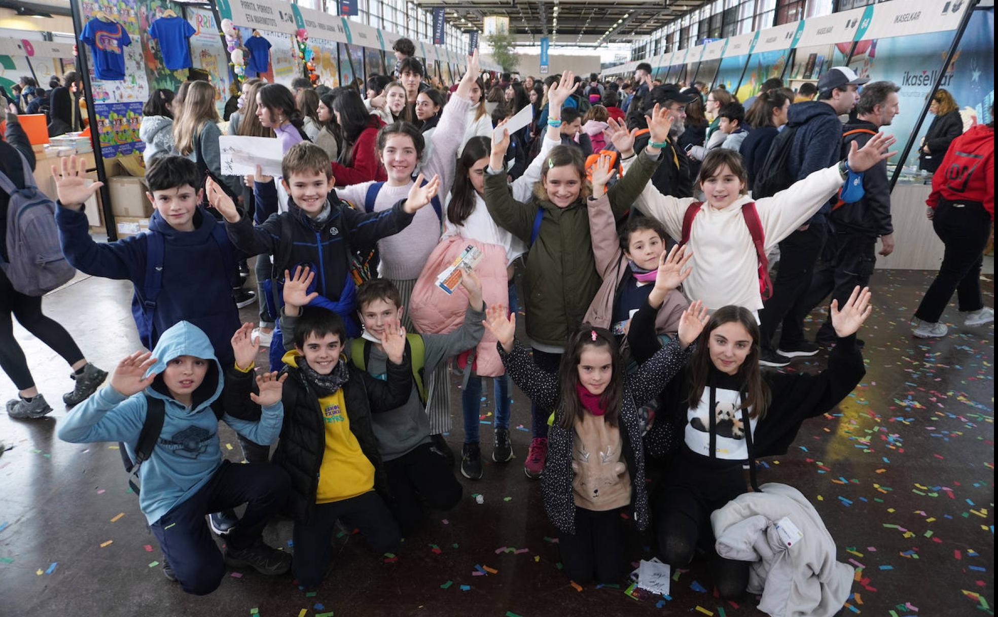 Ezkio-Itsaso Herri Eskolako gazteek Ikasle Egunaz gozatzeko aukera izan dute Durangoko Azokaren 57. edizioan.