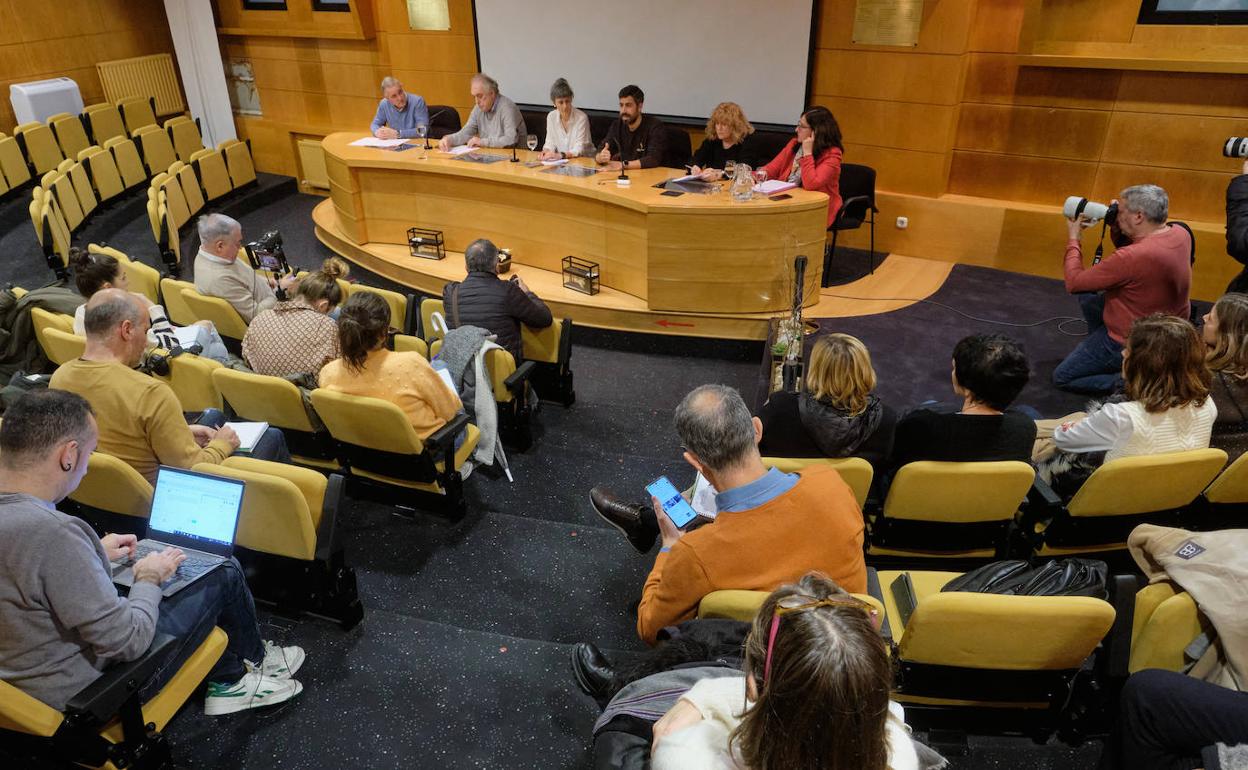 Los jefes de servicio de la OSI Donostialdea han comparecido en el Colegio de Médicos de Gipuzkoa.