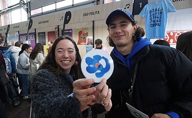 Maitane Iruiñ eta Mattin Zeberio aurkeztutako diskoa eskuan dutela. 