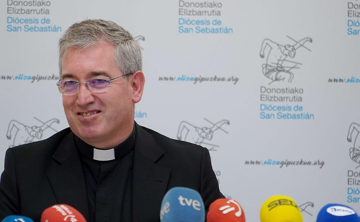 El nuevo obispo Fernando Prado, en su comparecencia cuando se confirmó su nombramiento.