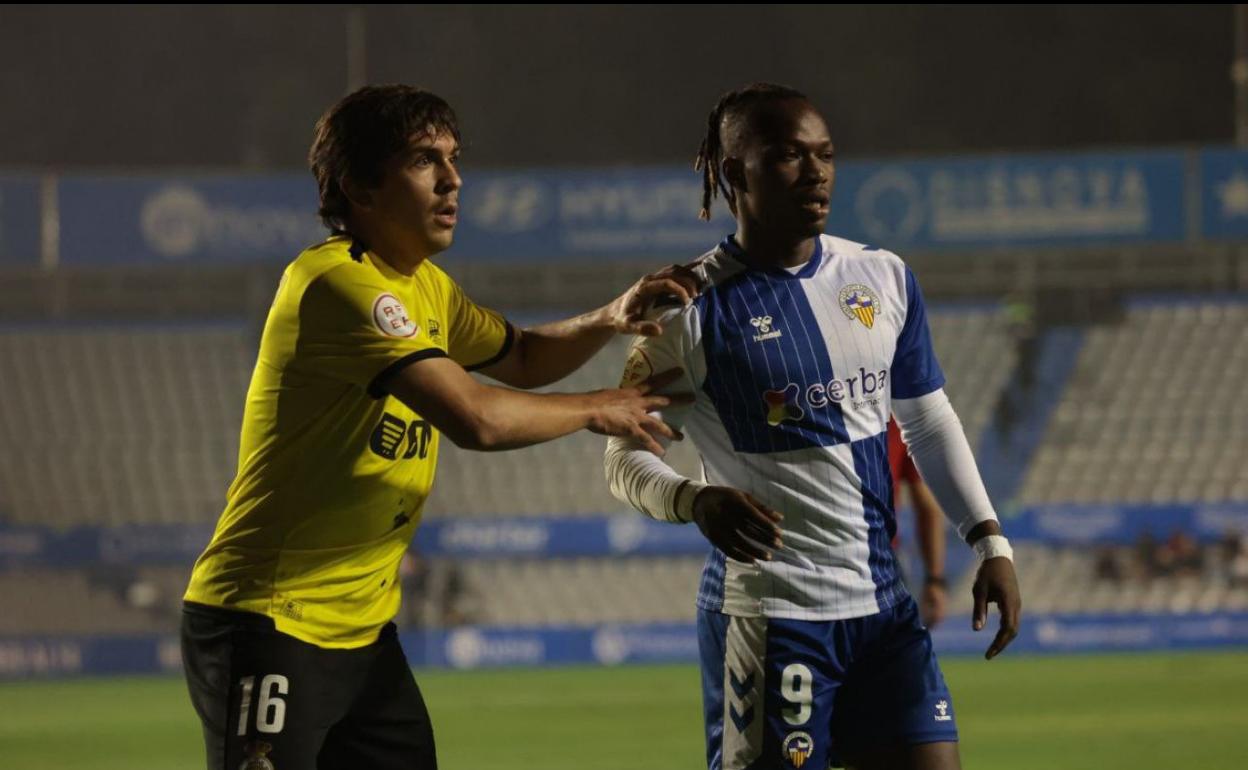 Aranburu pugna con Moha durante un córner este jueves en Sabadell. 