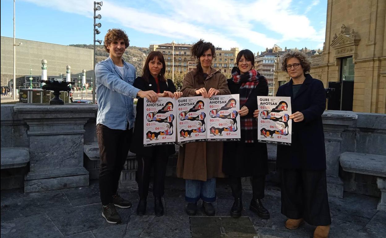 Jon Insausti, Paula Estévez, Maite Larburu, Eneritz Aulestia eta Esther Fernandino, aurkezpenean. 