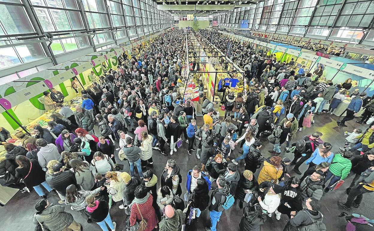 Azken bi urteetan askok faltan eman duten irudia: Landako gunea bisitariz bete-beteta. 