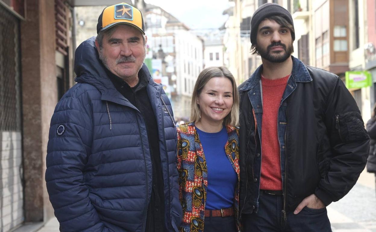 Iñaki Beraetxe, Aitziber Garmendia eta Eneko Sagardoy aktoreak, aurkezpenean.