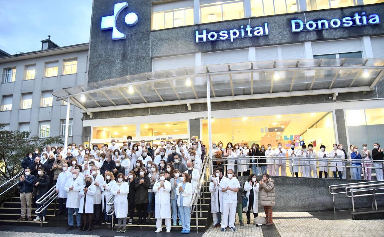 Los médicos han vuelto a concentrarse este viernes en la entrada del Hospital Donostia. 