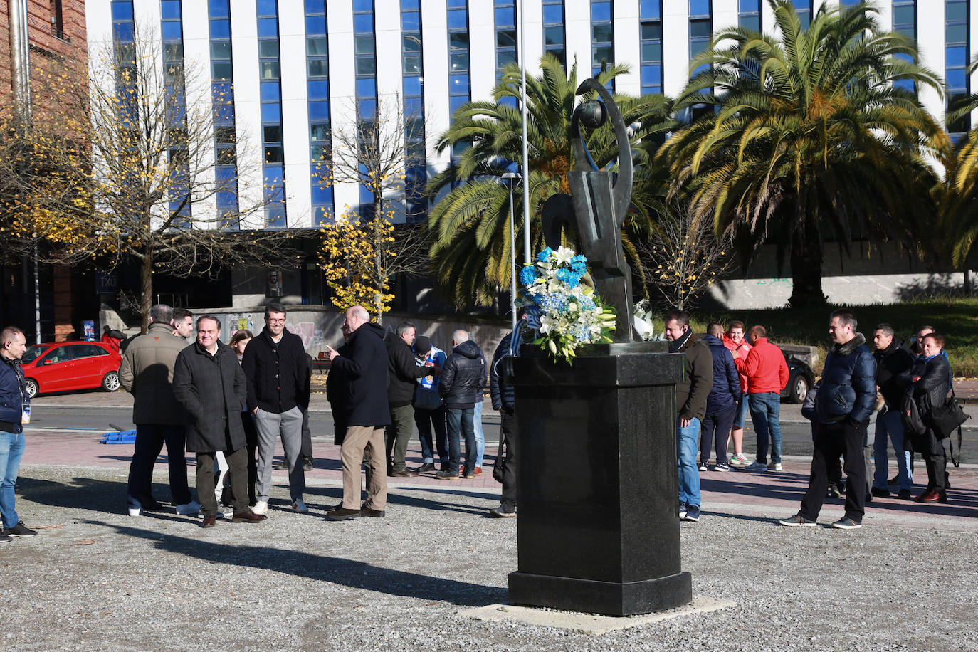 Fotos: La Real Sociedad y los aficionados homenajean a Aitor Zabaleta