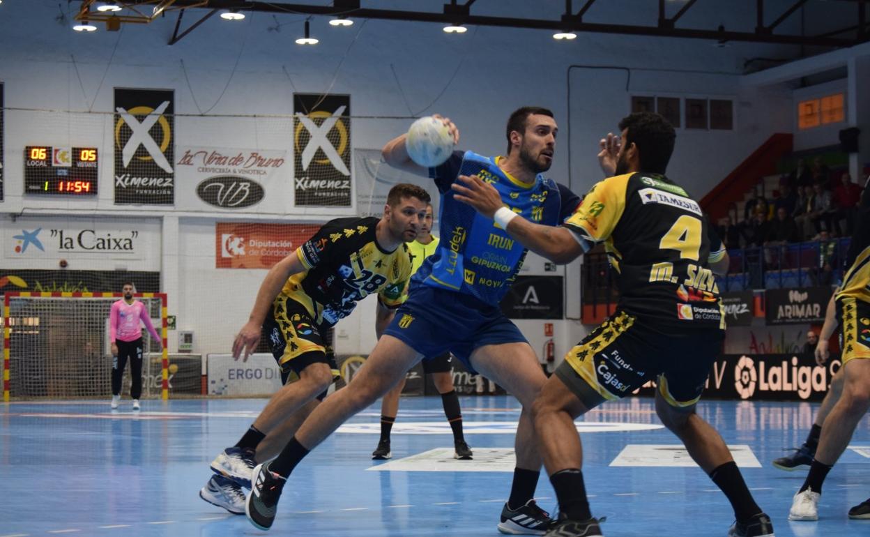 Jon Azkue encara a Da Silva antes de pasar a Iñaki Cavero para que éste marcara el 6-6. 