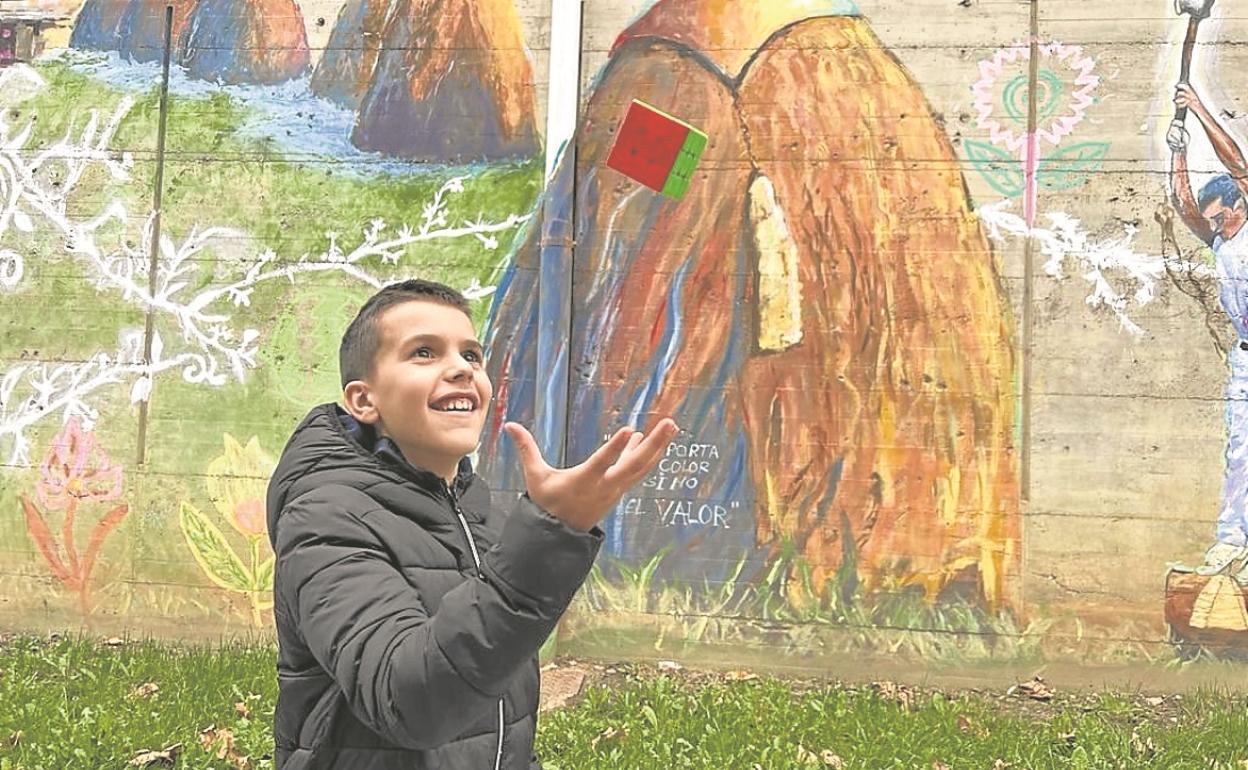 Jon Alberdi, frente al polideportivo de Bikuña, donde se celebrará el campeonato.