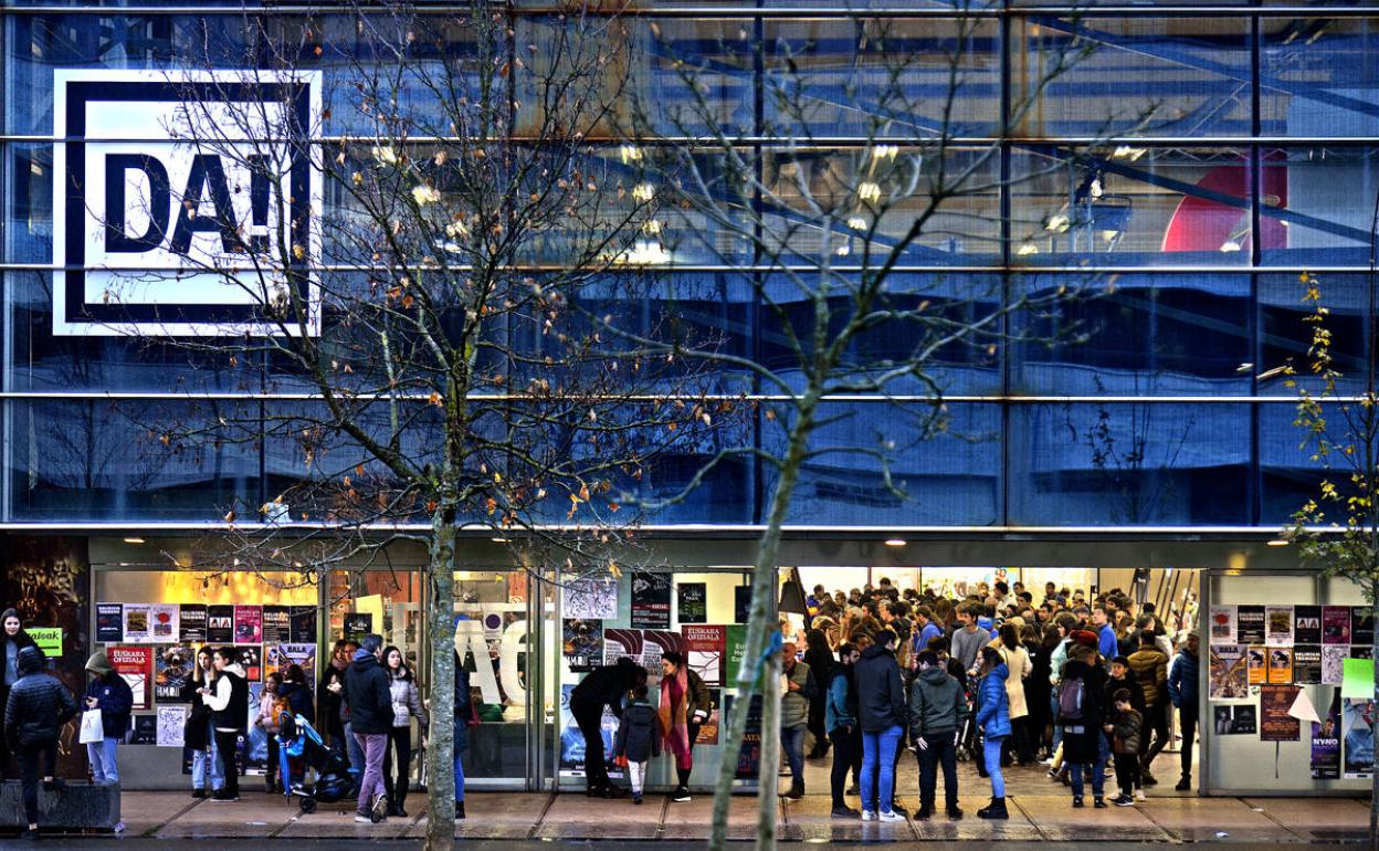 Iluntzen ari zen, eta jendez beteta jarraitzen zuen Landako guneak. 