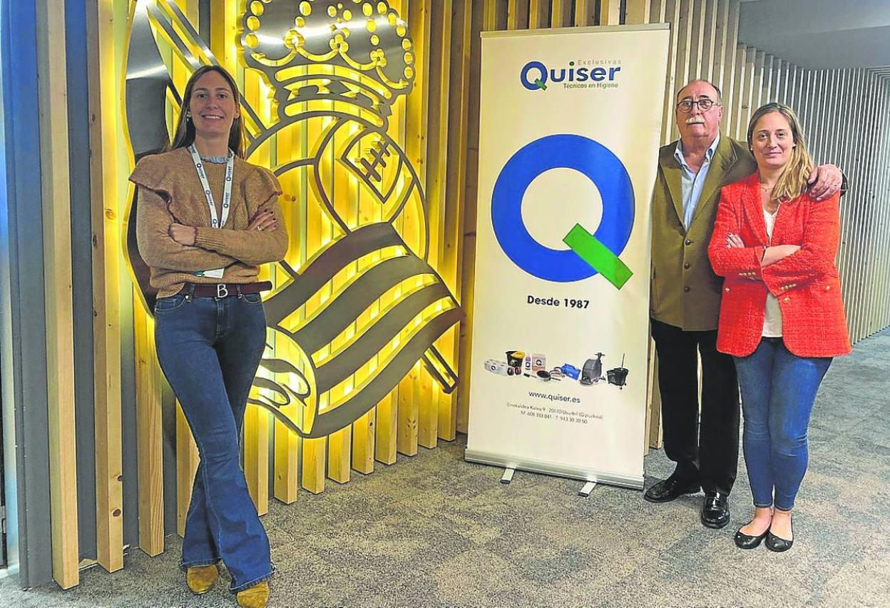 José Mari Pérez, con sus hijas Irati y Nerea, responsables de Quiser, en el palco de Anoeta.