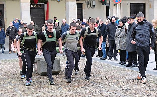 Imagen principal - La celebración de la inauguración de la plaza de Euskadi ha tenido de todo.