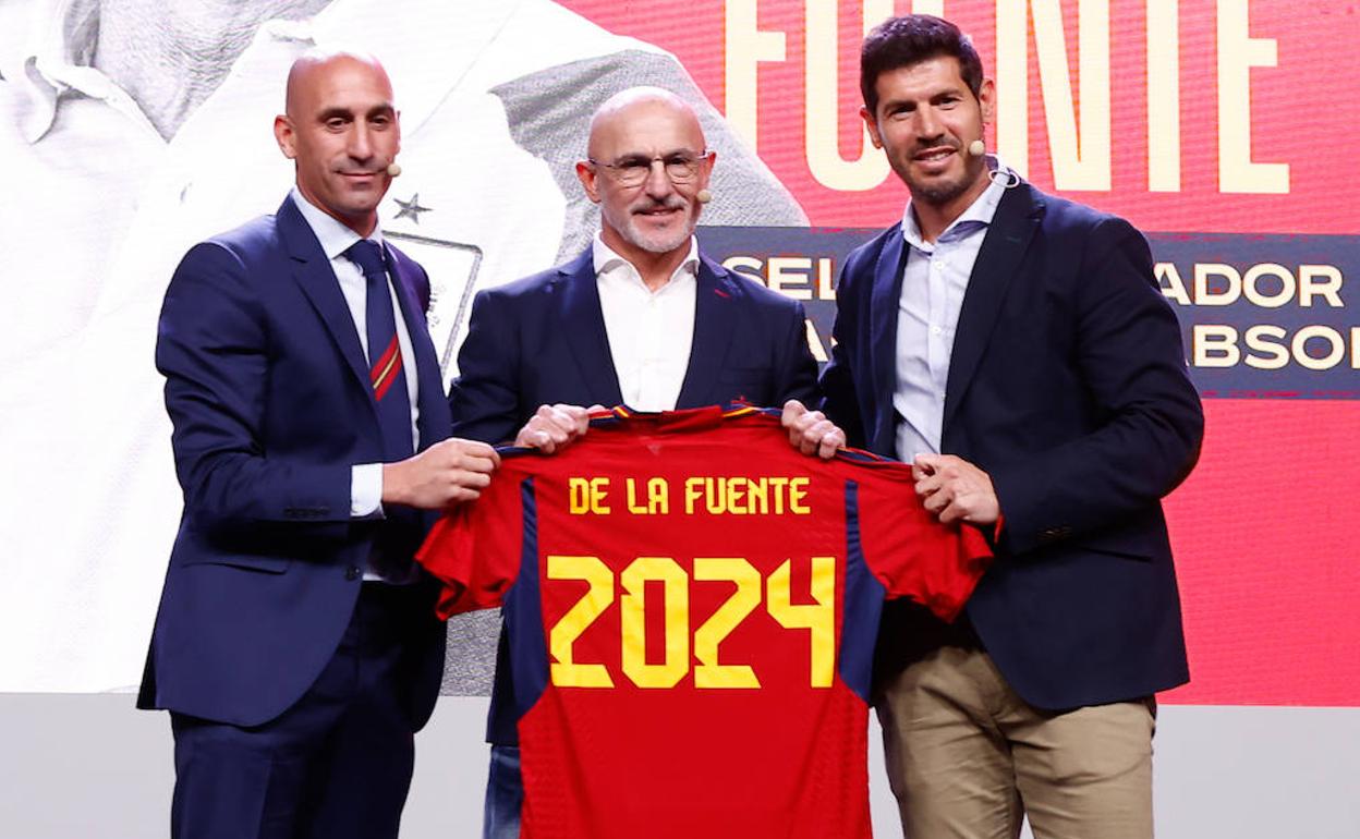 Luis de la Fuente, en el centro de la imagen.