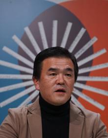 Imagen secundaria 2 - Asisko Urmeneta firma ejemplares de 'Amaiur! Libera State', una visión ilustrada y muy documentada de lo que ocurrió en Amaiur. Harkaitz Cano y Oier Aranzabal en el stand del colectivo Zart!, atendiendo a visitantes ilustres. El geógrafo y profesor japonés Ishii Hisao presentó ayer su tesis sobre Durangoko Azoka.