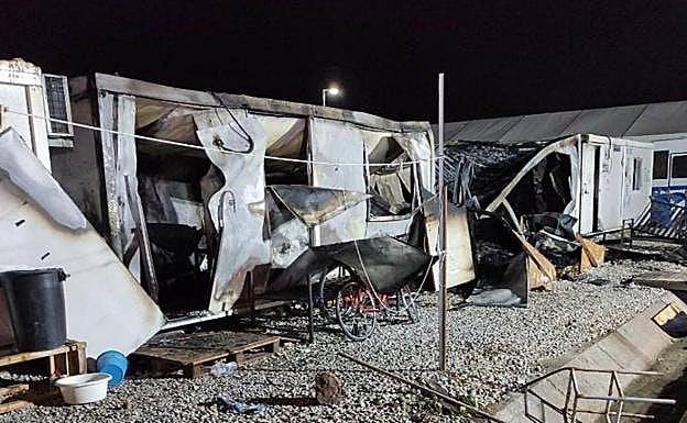 Barracones calcinados tras el incendio de esta madrugada en Lesbos.