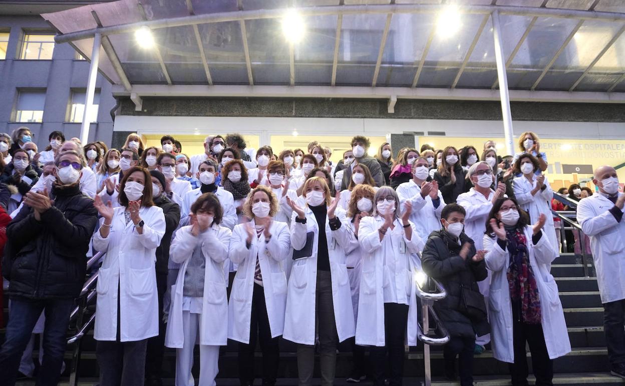 Decenas de profesionales sanitarios se volvieron a concentrar este lunes a las puertas del Hospital Donostia.