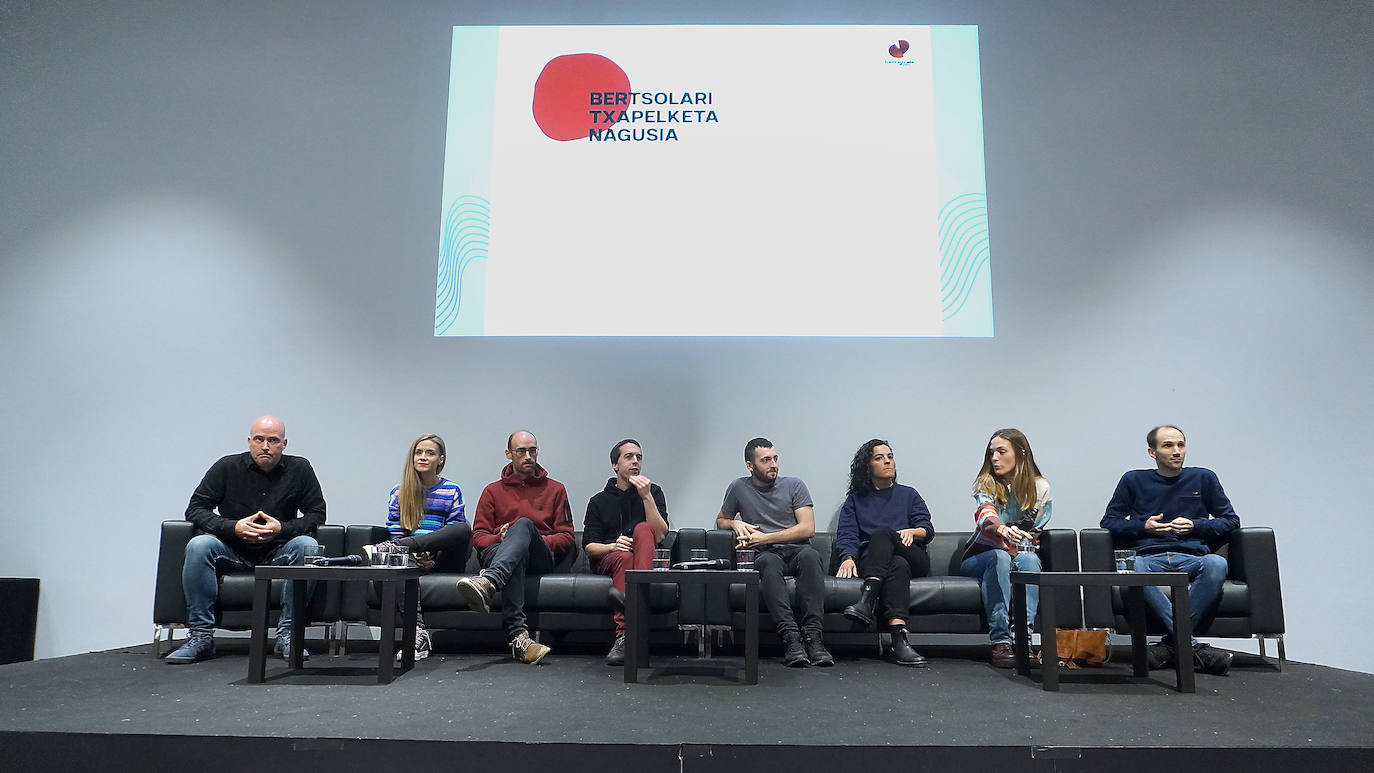 Fotos: Zortzi finalista gogotsu, txapel bat eta 13.000 bertsozaleentzako plaza Iruñeko Nafarroa Arenan