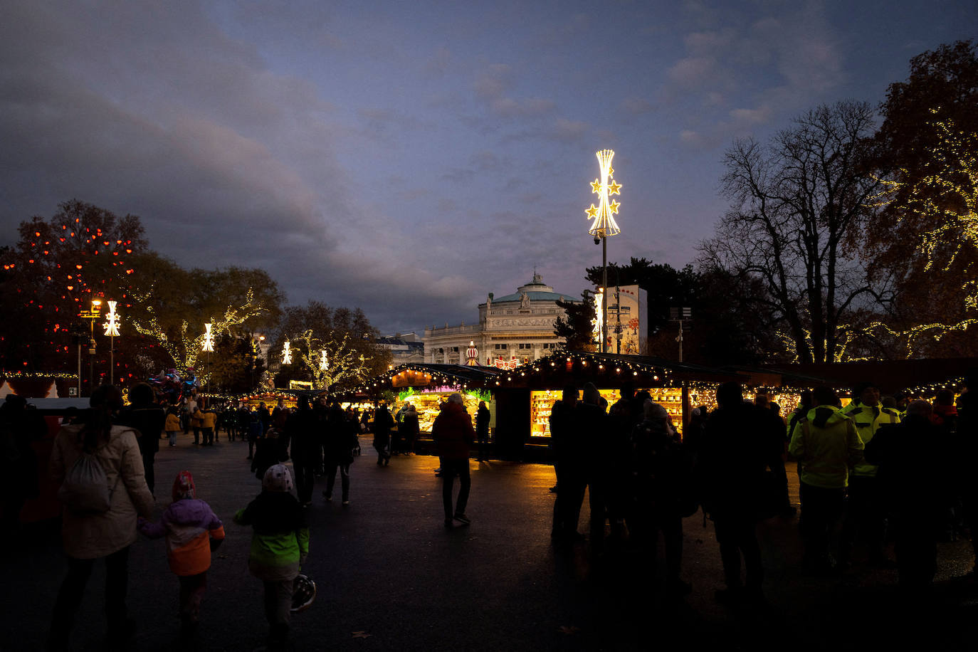 Mercado de Navidad en la plaza del Ayuntamiento de Viena.