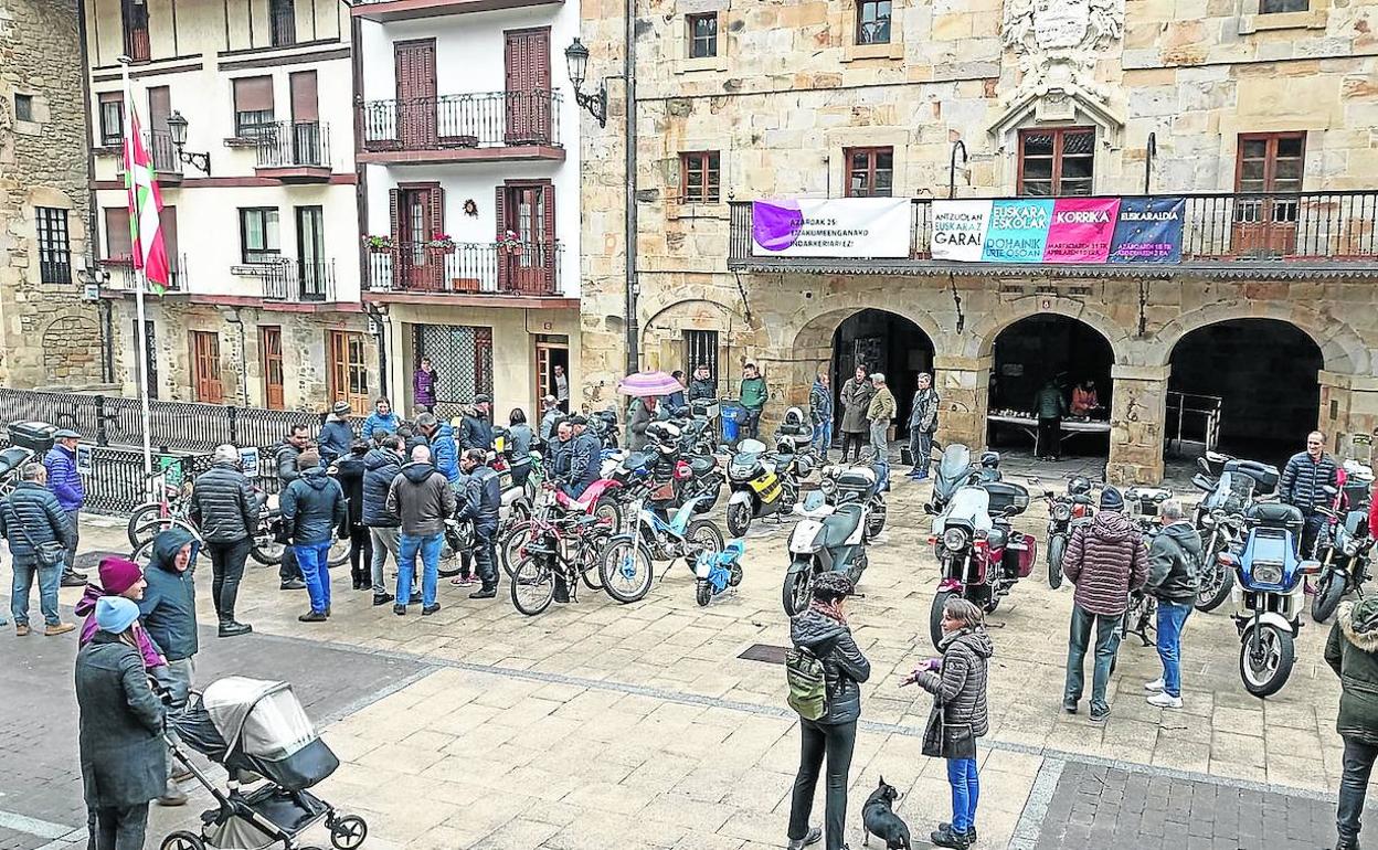 Antzuolar motorzaleak Herriko plazan bildu ziren domeka eguerdian. Euren bi erruberadun ibilgailuak eroan eta jendearen begi-bistan laga zituzten erakusketa osatuz. Mordoxka agertu ziren. Motor handiak, txikiak, zilindrada desberdinetakoak... denetarik zen. Hain gogoko duten zaletasunaz berba egiteko aukera aproposa izan zen baita.