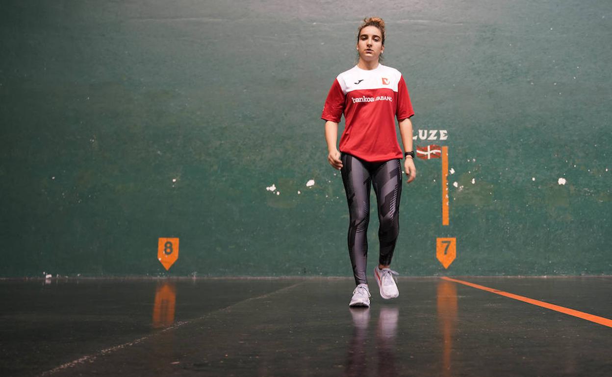 Miriam Arrillaga, en el frontón Aritzbatalde de Zarautz. 