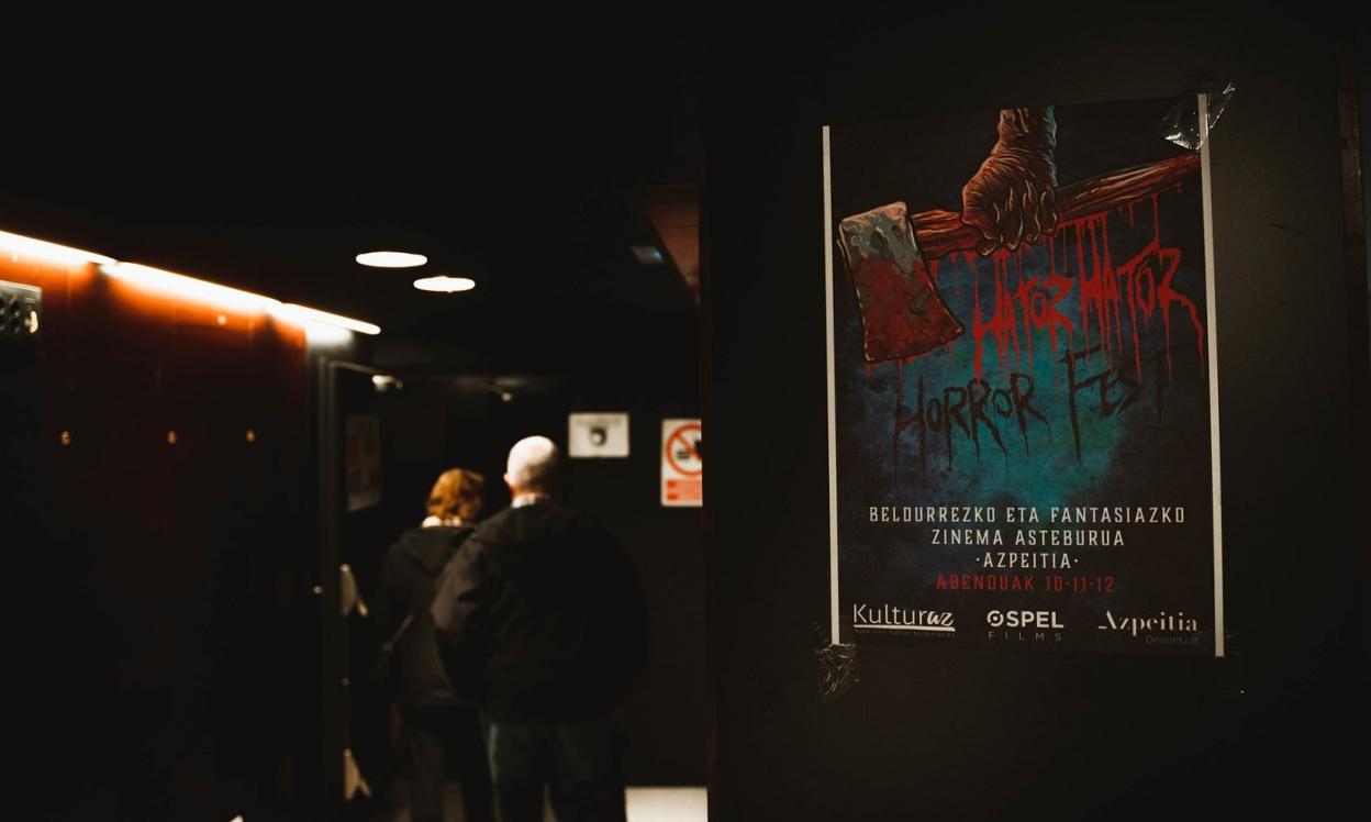 Bi ikusle Soreasura sartzen Hator Hator jaialdiaren lehen edizioan. 