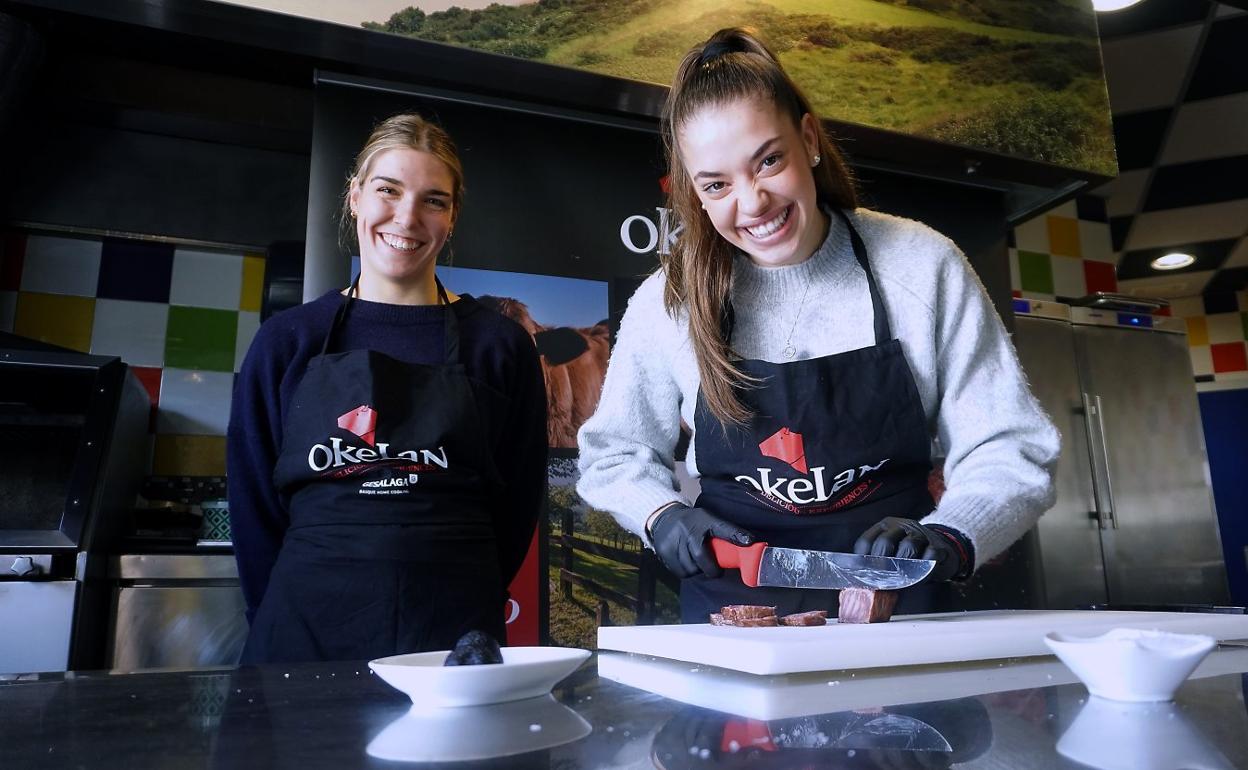 Erauskin y Arcos demuestran sus dotes como cocineras ayer en las instalaciones de Gesalaga Okelan. 