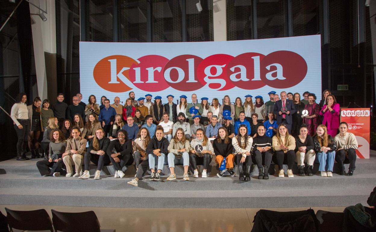 La Kirolgala 2022 finalizó con una gran fotode familia que reunió a todos los deportistas y clubes premiados. 