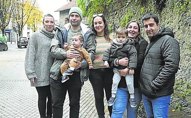 Los padres de Adei y Aimar, con una amiga en la calle Mayor. 