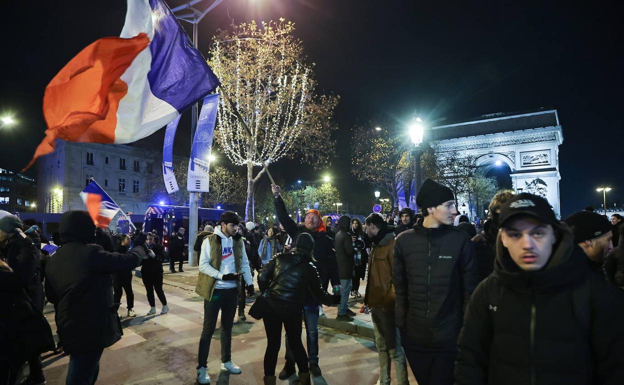 Aficionados franceses celebran junto al Arco del Triunfo la clasificación de Francia para la final. 
