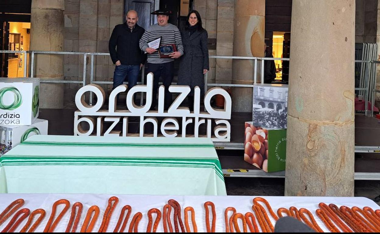 Haritz Arteada, con el galardón este miércoles en Ordizia. 